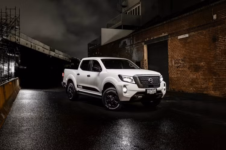 Ngoài ra thanh giá thể thao màu đen thay thế cho thanh crôm tiêu chuẩn trên Navara ST và các chi tiết khác sơn màu đen như lưới tản nhiệt, cản trước, tay nắm cửa, nắp gương chiếu hậu, lót thùng và tem “Black Edition” trên hông cửa và thùng xe… mẫu xe bán tải Nissan Navara Black Edition trang bị nắp thùng mềm chính hãng.