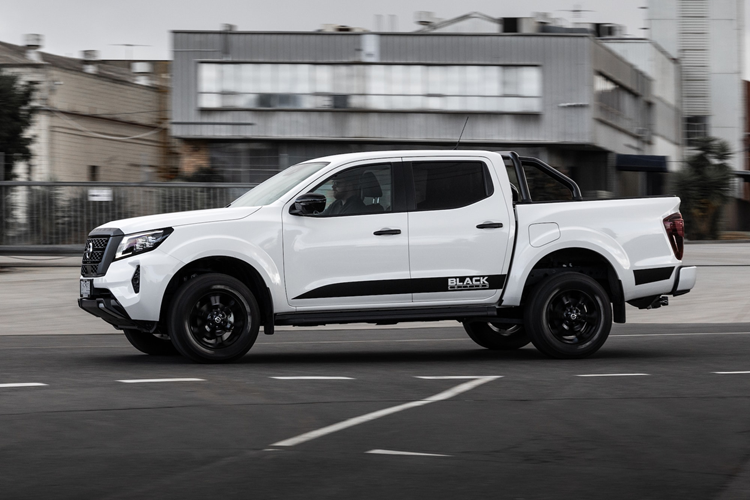 Mức giá nắp thùng HSP đối với phiên bản Black Edition là 91,3 triệu đồng (5.500 AUD) và nếu gắn phiên bản khác chi phí là 161 triệu đồng (9,700 AUD). Nissan Navara Black Edition trang bị cụm đồng hồ kỹ thuật số 7 inch và màn hình giải trí cảm ứng 8 inch có khả năng kết nối Apple CarPlay và Android Auto.