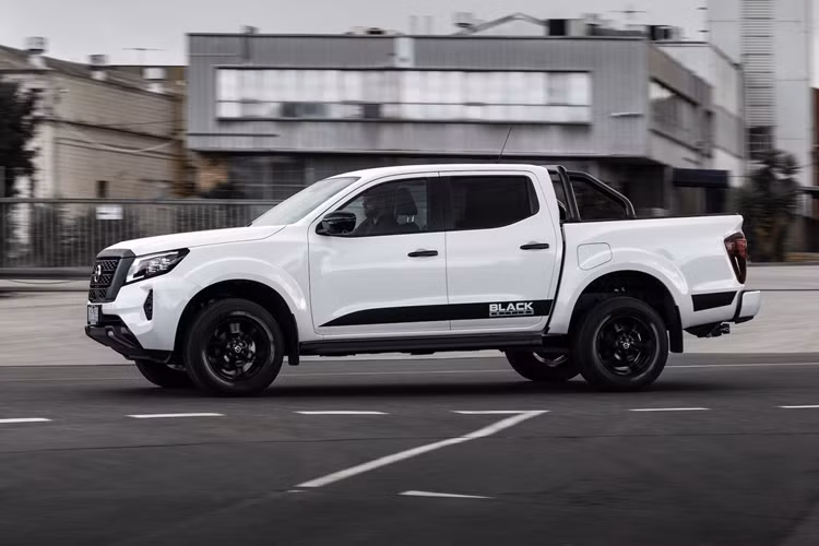 Mức giá nắp thùng HSP đối với phiên bản Black Edition là 91,3 triệu đồng (5.500 AUD) và nếu gắn phiên bản khác chi phí là 161 triệu đồng (9,700 AUD). Nissan Navara Black Edition trang bị cụm đồng hồ kỹ thuật số 7 inch và màn hình giải trí cảm ứng 8 inch có khả năng kết nối Apple CarPlay và Android Auto.