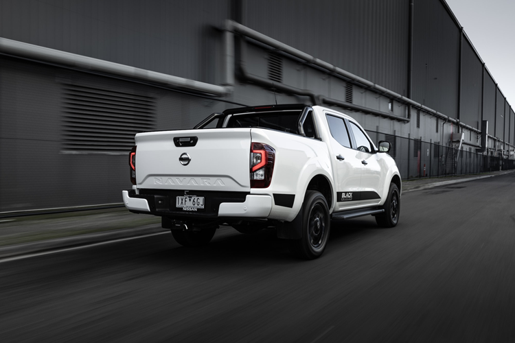 Nissan Navara Black Edition giữ nguyên khối động cơ diesel tăng áp kép 2,3 lít như các phiên bản khác. Công suất 190 mã lực và mô-men xoắn 450 Nm, truyền đến hộp số tự động 7 cấp hoặc số sàn. Xe có hệ dẫn động 4 bánh. Nissan Navara trang bị vi sai cầu sau và sức kéo 7.716 pounds (3.500 kg).