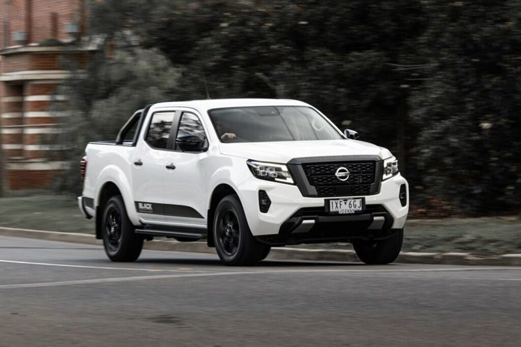 Chiếc bán tải thương hiệu Nhật Bản – Nissan Navara Black Edition bản đặc biệt có các chi tiết được sơn màu đen bóng như bộ mâm 17 inch, bộ chụp mâm ốc, kèm bộ lốp AT – Yokohama Geolander All Terrain.