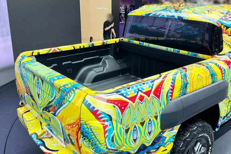 Thay vào đó, tập đoàn mẹ Hyundai của thương hiệu Kia chỉ liên tục tung ra những đoạn video úp mở, cho thấy mẫu xe này chạy thử ở những điều kiện khắc nghiệt tại Mỹ, Thụy Điển, Trung Đông, Hàn Quốc và Úc. Được biết, mẫu xe này đã trải qua hơn 18.000 vòng chạy thử.