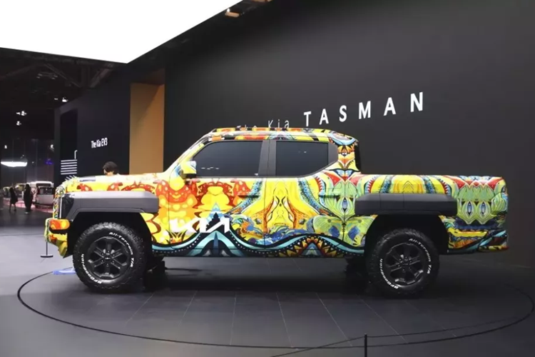 Cái tên Tasman của xe được dự đoán là bắt nguồn từ vùng biển nằm giữa Úc và New Zealand. Khác với người anh em cùng tập đoàn là Hyundai Santa Cruz hiện đang bán ở Bắc Mỹ, Kia Tasma không dùng khung gầm liền khối của ô tô con. Thay vào đó, xe được phát triển dựa trên khung gầm sát-xi rời của mẫu SUV cỡ lớn Kia Mojave.