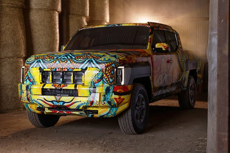 Bên cạnh đó là cụm đèn pha nằm dọc, tích hợp dải đèn LED định vị ban ngày tương tự các mẫu xe Kia đời mới khác. Ngoài ra, xe còn được trang bị cản trước tích hợp 2 móc kéo, camera ở hốc gió trung tâm, ốp cua lốp vuông vức và cụm đèn hậu nằm dọc.