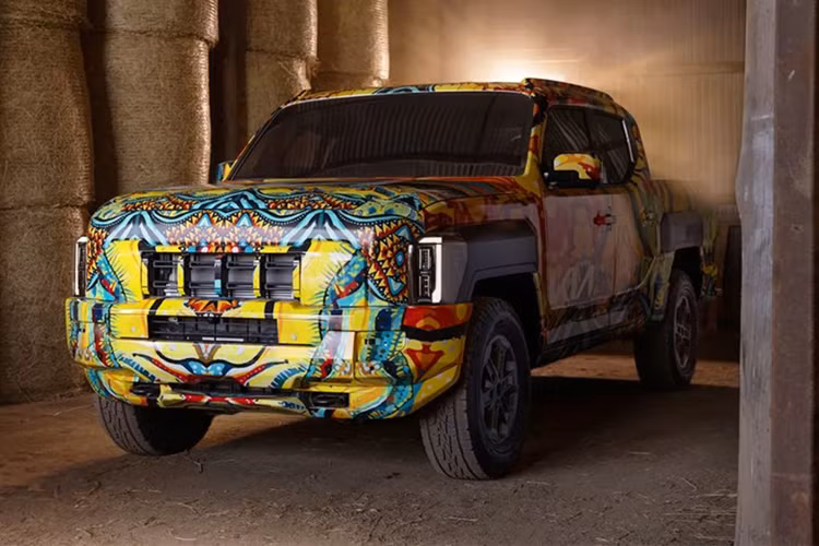 Bên cạnh đó là cụm đèn pha nằm dọc, tích hợp dải đèn LED định vị ban ngày tương tự các mẫu xe Kia đời mới khác. Ngoài ra, xe còn được trang bị cản trước tích hợp 2 móc kéo, camera ở hốc gió trung tâm, ốp cua lốp vuông vức và cụm đèn hậu nằm dọc.