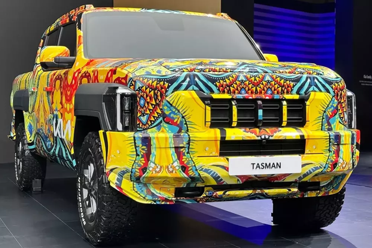 Cụ thể hơn, sự kiện ra mắt của mẫu xe bán tảiKia Tasman 2025 là Triển lãm xe quốc tế Jeddah 2024 diễn ra từ ngày 29/10 - 2/11 ở Ả-Rập Xê-út. Việc hãng Kia chọn triển lãm này để trình làng mẫu xe bán tải đầu tiên của mình trên thực tế không có gì bất ngờ. Nguyên nhân là bởi Kia Tasman 2025 nhắm đến thị trường Trung Đông.