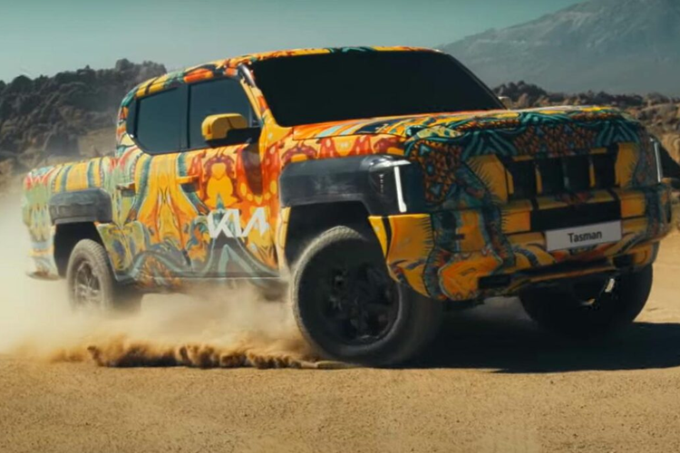 Kia Tasman dự kiến sẽ nằm trong phân khúc xe bán tải hạng trung, tương tự Ford Ranger và Toyota Hilux. Do đó, xe sẽ sở hữu chiều dài trên 5 m và chiều dài cơ sở hơn 3 m. Về mặt thiết kế, mẫu xe bán tải này được trang bị lưới tản nhiệt vuông vức, gợi liên tưởng đến đàn anh Kia Mojave đang bán tại Hàn Quốc.