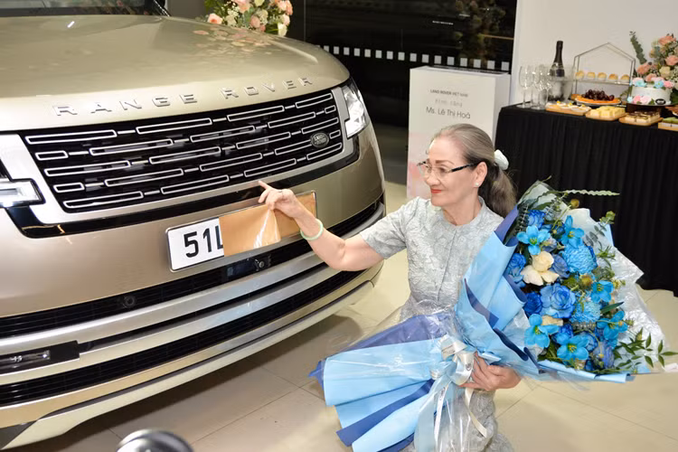 Động cơ kết hợp với hộp số tự động 8 cấp thông qua hệ dẫn động 4 bánh toàn thời gian. Sức mạnh này giúp xe có thể dễ dàng tăng tốc từ 0-100 km/h trong 7.3 giây và đạt tốc độ tối đa 209 km/h. Được biết đây không phải lần đầu tiên diễn viên Lý Nhã Kỳ mua quà tặng mẹ.