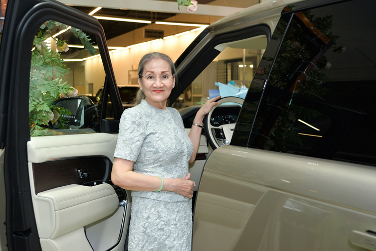 Ghế dạng thương gia có nhiều tính năng như chỉnh điện, mát xa, sưởi ghế…Cung cấp sức mạnh cho chiếc Range Rover của mẹ Lý Nhã Kỳ là động cơ xăng 3.0 I6 Turbo MHEV cho công suất tối đa lên đến 400 mã lực và mô-men xoắn cực đại 550 Nm.