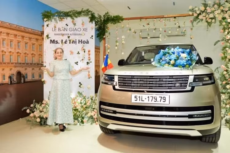 Theo hình ảnh được chia sẻ, trong ngày nhận xe, nữ diễn viên có việc nên chỉ có mẹ và con cháu đi nhận cùng. Vốn được coi là đại gia trong giới showbiz Việt, diễn viên Lý Nhã Kỳ chia sẻ, cô không tiếc tiền và sẵn sàng chi mạnh tay tậu Range Rover hơn 15 tỷ đồng để muốn mẹ được tận hưởng những điều tốt nhất.