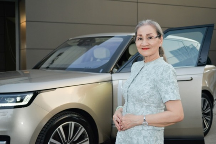 Được biết, chiếc Range Rover của Lý Nhã Kỳ mua tặng mẹ là chiếc xe thuộc thế hệ mới nhất. Xe không chỉ sở hữu thiết kế tinh tế, sang trọng mà còn có nội thất cao cấp, đầy tiện nghi.