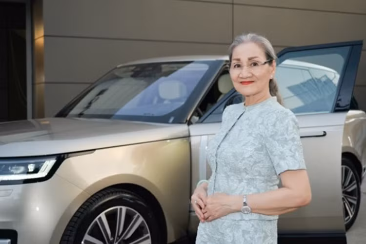 Được biết, chiếc Range Rover của Lý Nhã Kỳ mua tặng mẹ là chiếc xe thuộc thế hệ mới nhất. Xe không chỉ sở hữu thiết kế tinh tế, sang trọng mà còn có nội thất cao cấp, đầy tiện nghi.