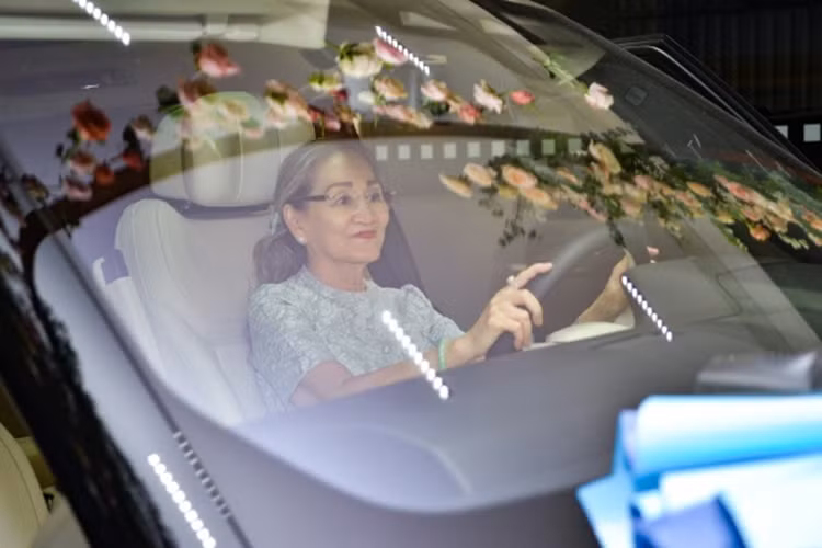 Ở hàng ghế thứ 2, hành khách phía sau có thể tận hưởng không gian thoải mái, hiện đại với cặp màn hình cảm ứng HD 11,4 inch có thể điều chỉnh được gắn ở phía sau lưng hàng ghế trước, cùng một màn hình điều khiển cảm ứng ở hàng ghế sau 10, 8 inch được gắn ở tựa tay trung tâm.