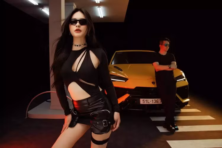 Cụ thể, Lamborghini Urus Performante có thiết kế hầm hố hơn với nắp capô mới, cản trước có các tấm ốp lướt gió, lưới tản nhiệt của xe cũng được tinh chỉnh lại. Bên hông xe có nẹp sườn mới với dòng chữ Performante để tạo ra sự nhận biết so với 2 bản còn lại. Ngoài ra là bộ mâm thửa riêng với thiết kế đẹp mắt dành cho dòng xe hiệu năng cao của Lamborghini Urus