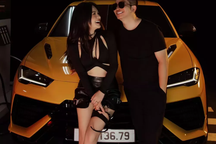 Về chiếc siêu SUV Lamborghini Urus Performante của vợ chồng Đoàn Di Băng, số lượng xe về Việt Nam chỉ đếm trên đầu ngón tay. Đây là bản hiệu năng cao của Lamborghini Urus tiêu chuẩn,với ngoại hình được thêm rất nhiều chi tiết carbon, nội thất cũng thể thao hơn và quan trọng, hệ truyền động tăng sức mạnh, cũng như các chế độ lái hoàn toàn khác lạ.