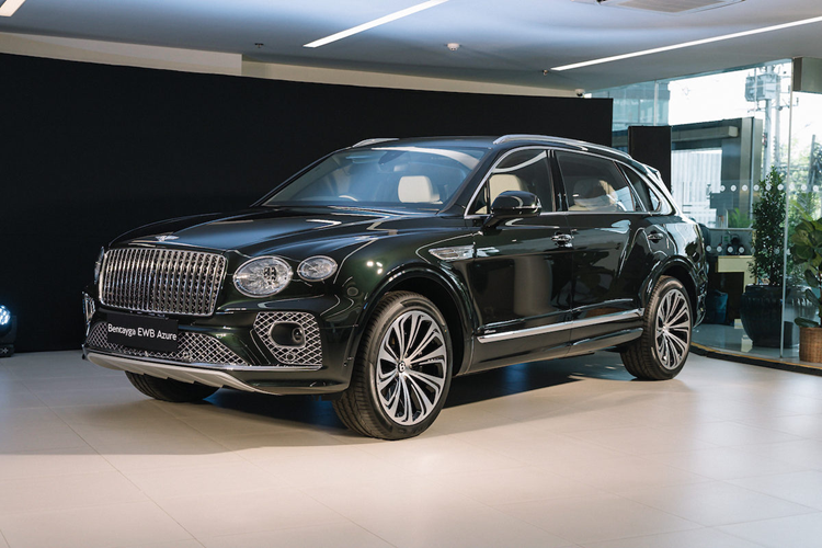 Đáng tiếc là "trái tim" của SUV siêu sang Bentley Bentayga EWB vẫn là động cơ xăng V8, tăng áp, dung tích 4.0L, sản sinh công suất tối đa 542 mã lực và mô-men xoắn cực đại 770 Nm như bản tiêu chuẩn. Sức mạnh này giúp chiếc xe SUV siêu sang có thể tăng tốc từ vị trí xuất phát lên 100 km/h trong 4,6 giây trước khi đạt vận tốc tối đa 290 km/h.