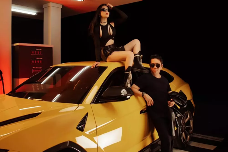 Đằng sau xe Lamborghini Urus Performante có khuếch tán gió mới, ống xả kép của thương hiệu Akrapovic, trên mui xe xuất hiện 1 cánh lướt gió carbon cỡ lớn, ngoài ra, xe còn có 1 cánh lướt gió nhỏ khác, ngay trên đèn hậu, cụm đèn hậu được nối với nhau qua 1 tấm ốp carbon.