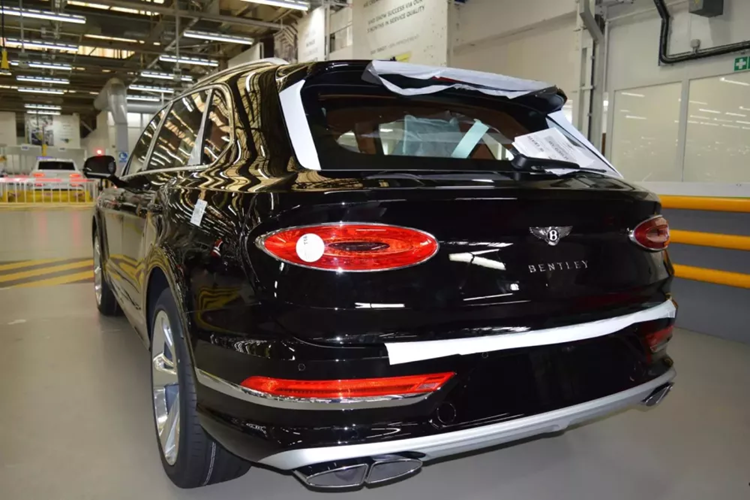 Phiên bản trục cơ sở dài của Bentley Bentayga EWB sẽ có cấu hình 4+1, với 2 ghế thương gia phía sau cùng kiểu ghế Bentley Airline Seat mới sẽ đáp ứng việc chỉnh ghế như ngả 40 độ để biến thành chiếc giường thông qua màn hình trung tâm hàng ghế phía sau