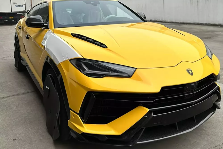 Nội thất của siêu SUV Lamborghini Urus Performante với ghế da Alcantara có điểm nhấn như logo bò mộng, Urus hay chỉ khâu đều được hoành thành với màu vàng, thành cửa ngoài da lộn còn có carbon và viền màu vàng.