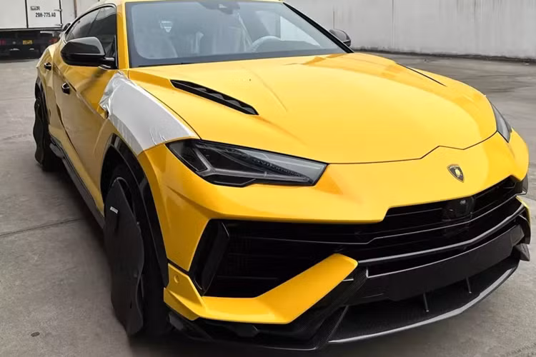 Nội thất của siêu SUV Lamborghini Urus Performante với ghế da Alcantara có điểm nhấn như logo bò mộng, Urus hay chỉ khâu đều được hoành thành với màu vàng, thành cửa ngoài da lộn còn có carbon và viền màu vàng.