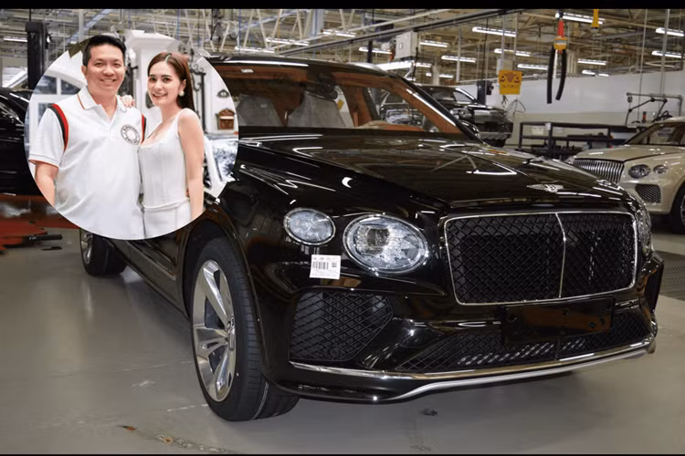Mức giá xe Bentley Bentayga EWB cho giới nhà giàu Việt được công bố chính hãng từ 18,5 tỷ đồng, khá mềm so với đối thủ của nó là Rolls-Royce Cullinan có giá chính hãng trên 30 tỷ đồng, chưa bao gồm các tùy chọn thêm. Ước tính, đại gia Quốc Vũ sẽ phải chi gần 25 tỷ đồng để sở hữu chiếc SUV siêu sang Bentley Bentayga EWB này.