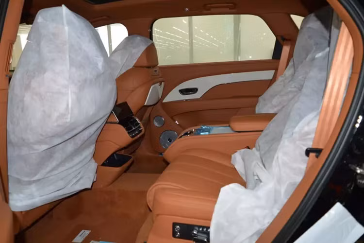 Bentayga EWB trục cơ sở kéo dài đánh dấu sự xuất hiện lần đầu tiên của tùy chọn trang trí khảm kim loại "Metal Overlay in Veneer" với 24 tỷ tùy chọn tổ hợp trang trí, hứa hẹn mang đến cho khách hàng một chiếc xe cá tính nhất từ trước đến nay.