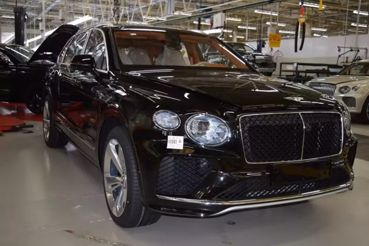 Điểm thú vị của Bentley Bentayga EWB chính là việc nó thuộc phiên bản trục cơ sở dài, điều này đồng nghĩa với việc chiều dài trục cơ sở đã tăng thêm 180 mm, nhờ đó mà, không gian hàng ghế sau rộng rãi hơn, giúp hãng xe Anh quốc có thể bỏ vô nhiều đồ chơi xa xỉ, và chắc chắn sẽ là chỗ để chân rộng hơn cho hành khách ở phía sau.