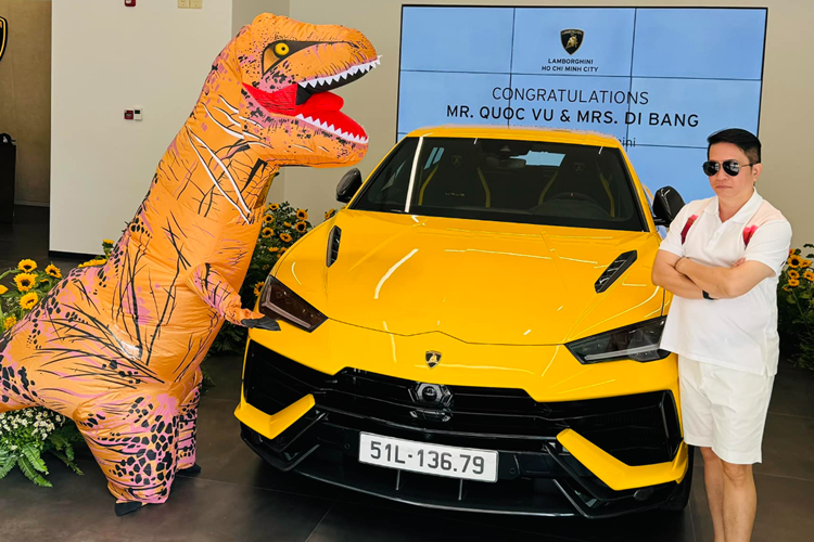 Được biết, khối động cơ mạnh mẽ này giúp Urus Performante có thể đua nước rút từ vị trí xuất phát lên 100 km/h trong thời gian 3,3 giây, nhanh hơn 0,3 giây so với bản tiêu chuẩn trước khi đạt vận tốc tối đa 306 km/h. Mức giá xe Lamborghini Urus Performante tại Việt Nam từ 16,5 tỷ đồng, tuy nhiên đại gia Quốc Vũ cho biết anh chi ra 21 tỷ đồng để mang xe về garage.