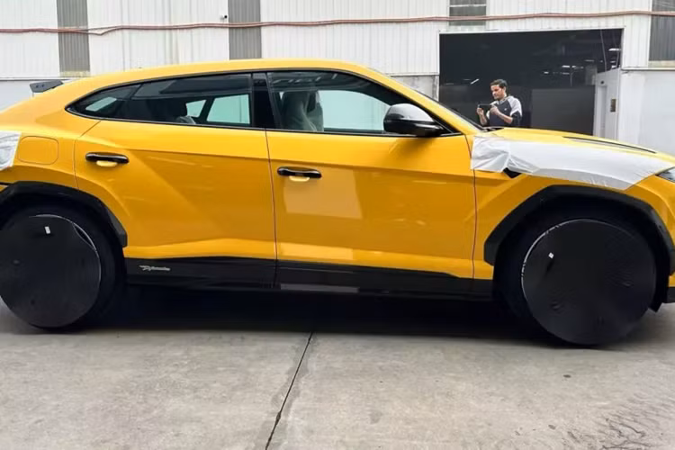 Thay đổi trên siêu xe Lamborghini Urus Performante so với xe tiêu chuẩn chính là việc chế độ Anima rút gọn chỉ còn 4 chế độ lái thay vì 7 như bản tiêu chuẩn, ngoài Strada, Sport và Corsa rất quen thuộc, xe có thêm chế độ lái Rally hoàn toàn mới, hứa hẹn sẽ giúp các khách hàng muốn khám phá xe trên các con đường khắc nghiệt.
