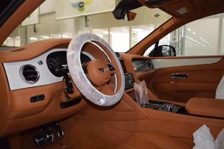 Bên cạnh đó, Bentley Bentayga EWB còn mang đến công nghệ chăm sóc sức khỏe toàn diện với ghế ngồi Airline Seat hạng thương gia có thể thay đổi tư thế của hành khách thông qua 177 chuyển động liên tục của các đệm khí trên 6 vùng tiếp xúc trong khoảng 3 giờ, giúp đem lại cảm giác thư thái, dễ chịu cho người dùng.