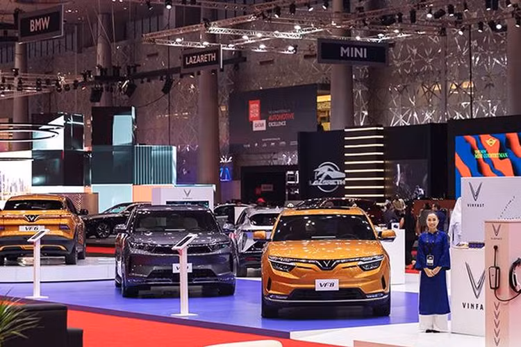 Autoindustriya cũng cho biết, VinFast đang tích cực tuyển dụng các giám đốc điều hành có kinh nghiệm để đảm nhận các vai trò quan trọng trong công ty. Tương tự như cách các thương hiệu khác tuyển dụng những nhân sự chủ chốt trước đây.