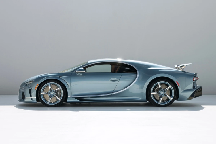 Kết hợp với động cơ W16 này là hộp số ly hợp kép 7 cấp và hệ dẫn động 4 bánh toàn thời gian. Hệ thống treo được tinh chỉnh nhằm cân bằng giữa tốc độ và sự êm ái, với giảm chấn cứng hơn 7%.