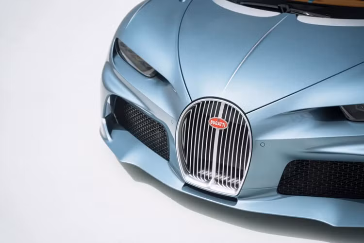 Bên cạnh nước sơn Petrol Blue Metallic, chiếc Chiron Super Sport còn sở hữu thiết kế lưới tản nhiệt mới với các nan dọc mạ chrome sáng bóng.