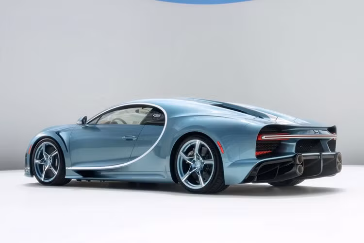 Chủ nhân của những chiếc hypercar Bugatti Chiron Super Sport độc nhất thế giới đặc biệt này có thể thỏa sức sáng tạo với bất kỳ cấu hình mong muốn. Mới đây, bộ phận đặc biệt Bugatti Sur Mesure đã giới thiệu một dự án hàng thửa độc nhất thế giới "57 One of One".