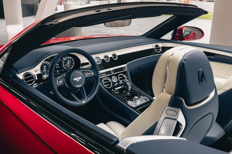 Những chiếc xe này được trang bị bộ mâm xe 22 inch với thiết kế 5 chấu hoặc 10 chấu, logo trung tâm của bánh xe cũng xe đứng yên khi xe di chuyển.