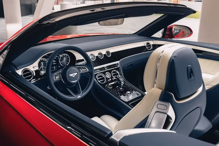 Những chiếc xe này được trang bị bộ mâm xe 22 inch với thiết kế 5 chấu hoặc 10 chấu, logo trung tâm của bánh xe cũng xe đứng yên khi xe di chuyển.