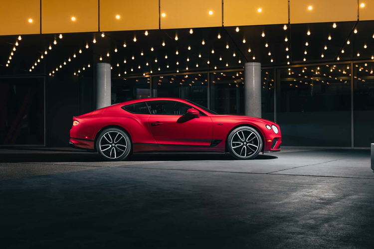 Các thị trường khác sẽ theo sau. Bộ ba phiên bản Edition 8 có hơn 60 màu sắc đa dạng có thể cá nhân hóa thông qua bộ phận đặt riêng của Mulliner.