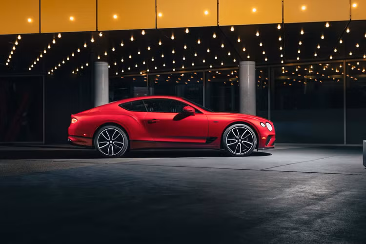 Các thị trường khác sẽ theo sau. Bộ ba phiên bản Edition 8 có hơn 60 màu sắc đa dạng có thể cá nhân hóa thông qua bộ phận đặt riêng của Mulliner.