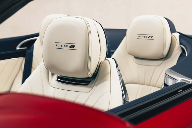 Họa tiết tương tự cũng được trang trí trên phần bậc cửa bên và lưng ghế được thêu logo. Khoang nội thất của xe cũng được trang trí thêu họa tiết Palm Fluting sang trọng trên ghế.