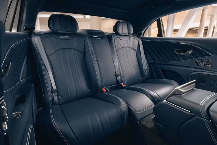 Thương hiệu siêu sang của Anh bổ sung thêm logo trang trí đặc biệt trên phần vè của các mẫu xe Continental và trụ sau của Flying Spur.