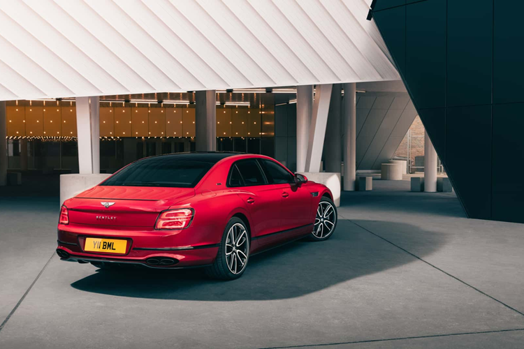 Chiếc sedan có động cơ 2.9 lít trong khi chiếc SUV sử dụng động cơ 3,0 lít lớn hơn một chút. Bentley cho biết Continental GT và GT Convertible cũng sẽ được điện khí hóa vào cuối năm nay có thể được phát triển dựa trên nền tảng Ultra Performance Hybrid mới. Hiện mức giá xe Bentley Edition 8 2024 chưa công bố.