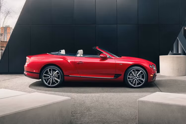 Đây chính là hệ dẫn động bao gồm khối động cơ V8 mới với sự hỗ trợ Hybrid và công suất kết hợp có thể giúp xe đạt công suất vượt mức 740 mã lực. Flying Spur và Bentayga đã có tùy chọn phiên bản được trang bị hệ truyền động Hybrid dựa trên động cơ V6 nhỏ hơn.