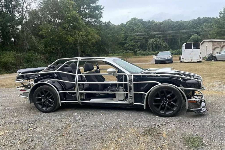 Bên trong cabin, bảng điều khiển và các thành phần phụ trợ của xe đến từ một chiếc Dodge Challenger đời 2019. Trang Carscoops cho biết, chiếc xe độc đáo này đã được cấp giấy chứng nhận và có thể chạy hợp pháp trên đường phố.