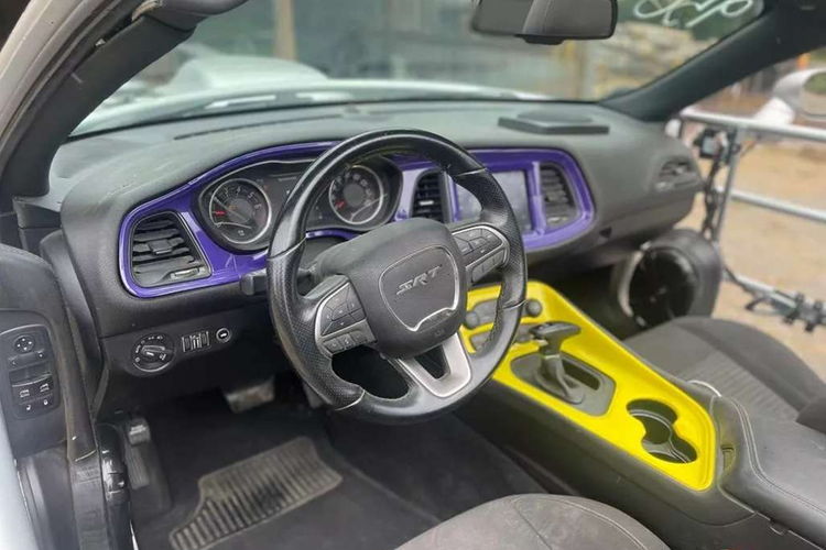 Người chế tạo dường như đã trang bị thêm cho chiếc Dodge Challenger này một số loa siêu trầm khổng lồ vào sàn sau cùng với ăng-ten vây cá mập đi kèm với đèn hậu.