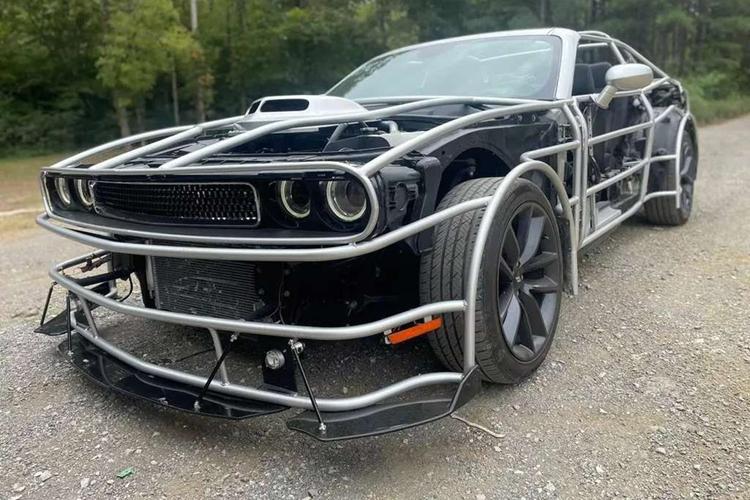 Qua hình ảnh có thể thấy, những bộ phận còn lại bên ngoài từ chiếc Dodge Challenger ban đầu chỉ còn đèn pha, kính chắn gió, hốc lấy gió và bánh xe. Trong khi đó các chi tiết như mui xe, nắp capo, cản trước và sau, cánh cửa, cốp xe,... đều được tháo bỏ và thay bằng những ống thép tạo hình viền xe.