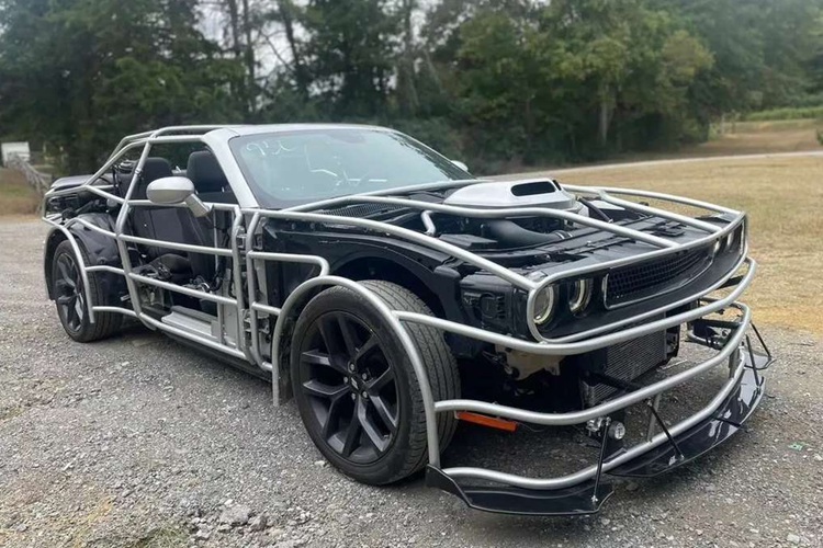 Điểm đặc biệt của chiếc Dodge Challenger độc nhất thế giới này là không có bất kỳ tấm ốp kim loại hay nhựa nào quanh thân xe. Theo trang Carscoops, chiếc xe độc đáo này thuộc đời 2009 và đã chạy được quãng đường khoảng 125,528 kmm. Xe đang được rao bán với số tiền 14.900 USD (khảng 366,6 triệu đồng).