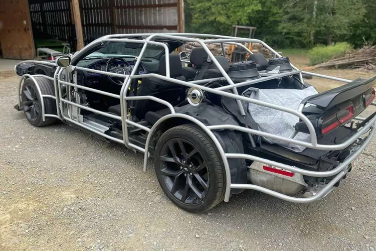 Cung cấp “sức mạnh” cho chiếc xe độc đáo này là động cơ V6 3,6 lít từ chiếc Dodge Challenger 2018, người bán cho biết nói.