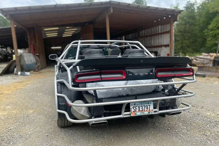 Nếu đúng như vậy, thì động cơ này tạo ra công suất khoảng 305 mã lực và mô-men xoắn 363 Nm. Đối với chiếc Dodge Challenger không thân vỏ trong bài, công suất chỉ được truyền đến bánh sau thông qua hộp số tự động tám cấp.