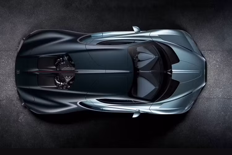 Tương tự như Chiron, nhưng khi lắp chìa khóa tốc độ thứ hai vào, mọi chuyện đã khác, đàn anh tăng giới hạn lên 420 km/h, nhưng ở Tourbillon sẽ cho tốc độ lên tới 445 km/h, cũng như việc xe có thể di chuyển quãng đường 60 km mà không cần dùng động cơ xăng.