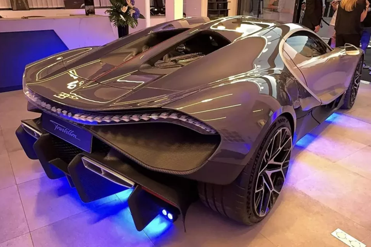 Cụ thể là siêu xe Bugatti Tourbillon sở hữu động cơ V16, hút khí tự nhiên, dung tích 8,3 lít do Cosworth thiết kế có tốc độ quay 9.000 vòng/phút, tạo ra công suất mạnh mẽ 986 mã lực, gần như ngang bằng với công suất của máy W16 trên xe Veyron nguyên bản (987 mã lực), nhưng hoạt động mà không cần sự trợ giúp của 4 tăng áp.